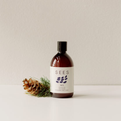 SEES suihkugeeli. Kotimainen ja biohajoava suihkusaippua. Eteeriset öljyt seetri ja appelsiini. Ecological, biodegradable and vegan shower gel. Essential oils of cedar and orange. Liquid soap.